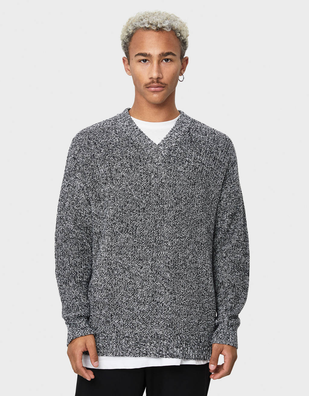 Jersey con cuello pico - Punto - Bershka Nicaragua