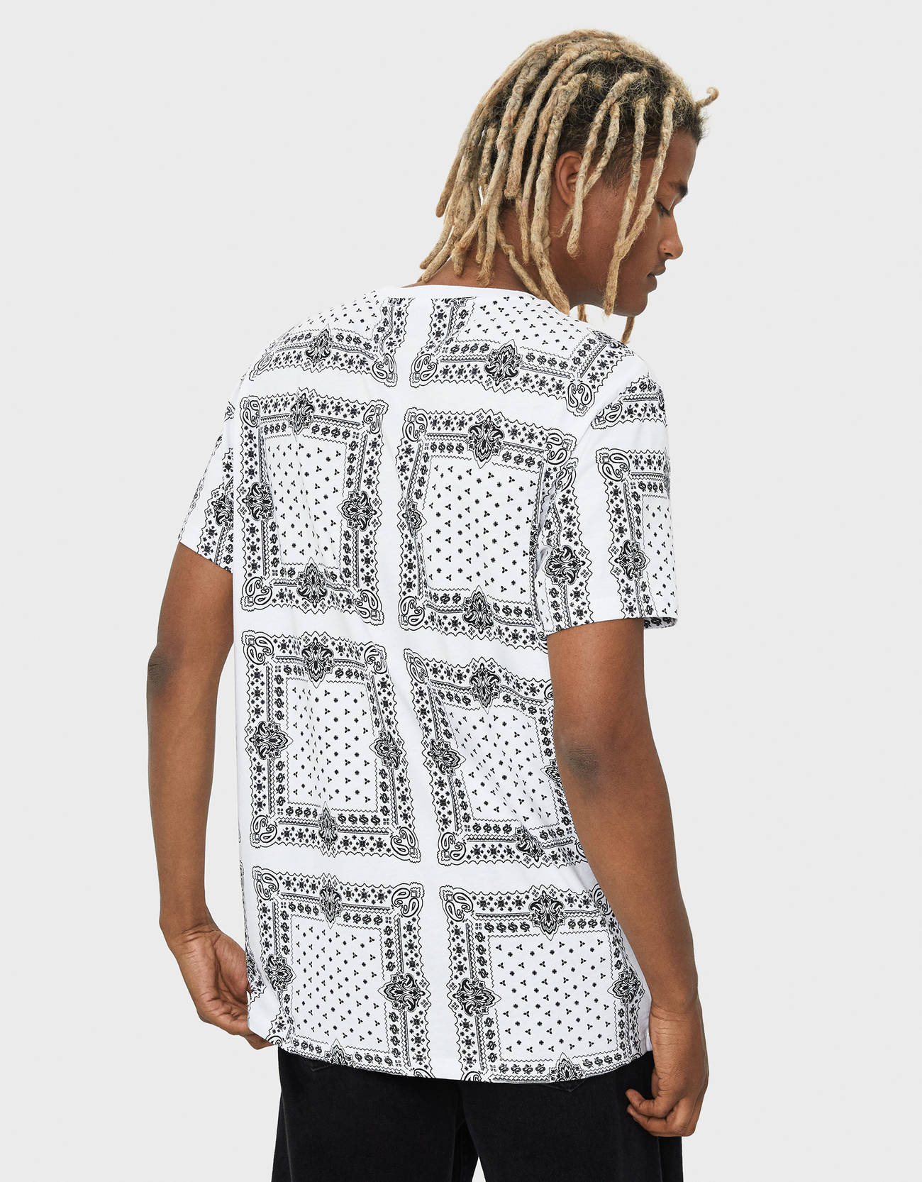 Bershka Şal desenli t-shirt 0 Bershka Şal desenli t-shirt 1