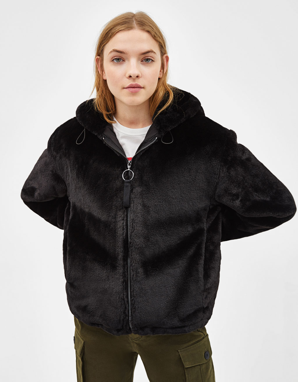 Jacke aus Kunstfell mit Kapuze Jacke aus Kunstfell mit Kapuze