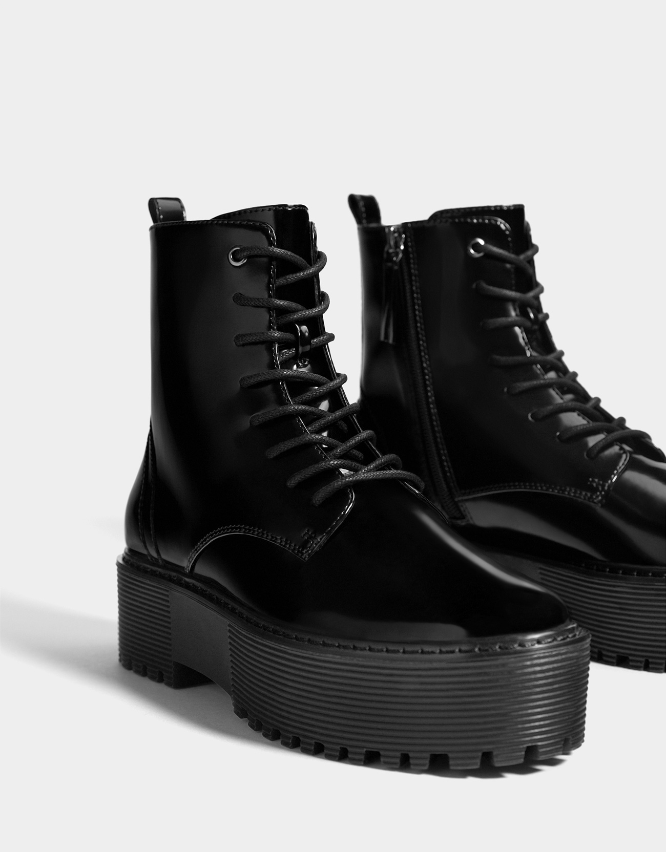 Ботинки с большой подошвой. Берцы Bershka. Черные ботинки бершка. Черные ботинки бершка мужские. Бершка ботинки на платформе Ankle Boots.