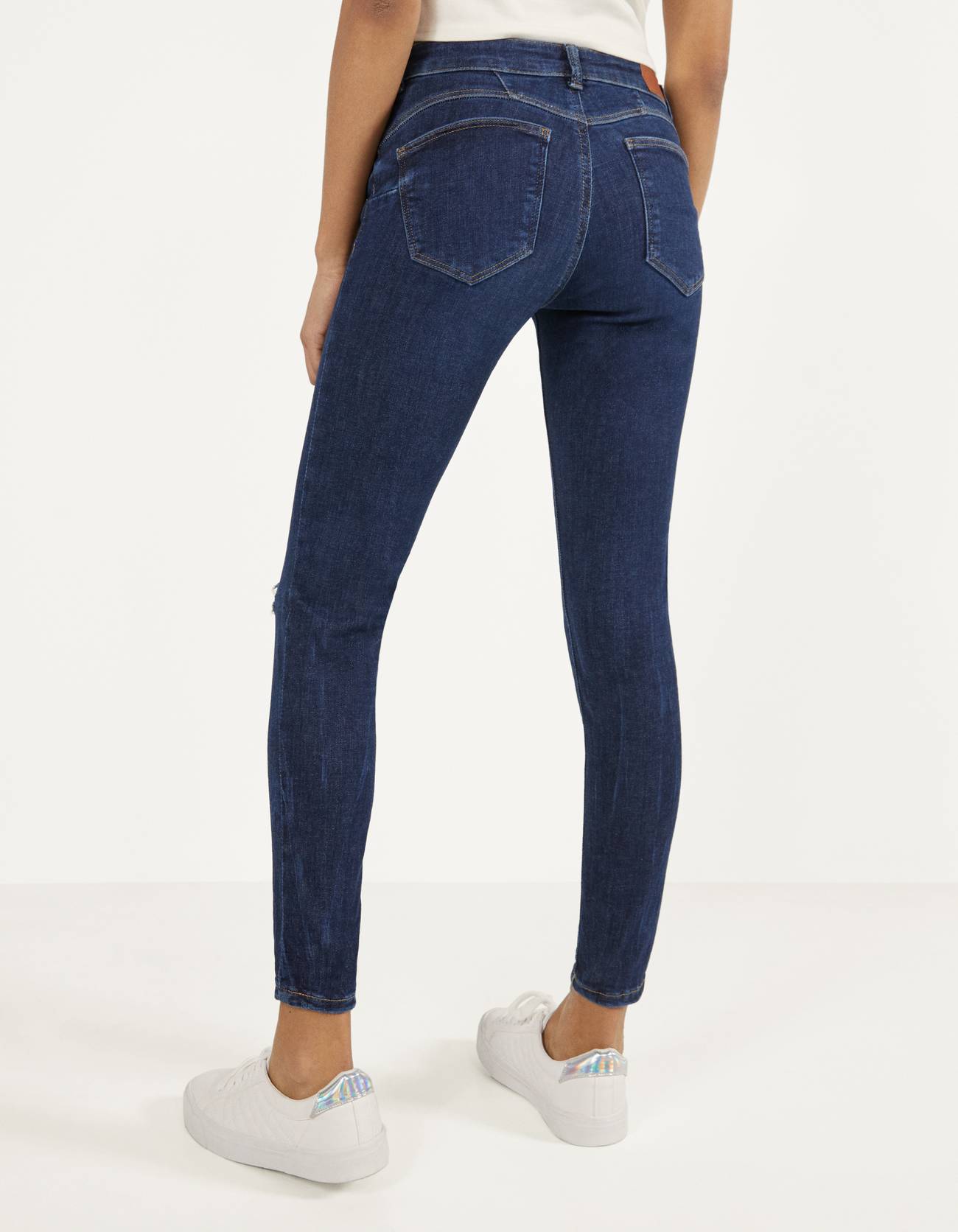 Mid-waist push-up jeans - Woman | Bershka