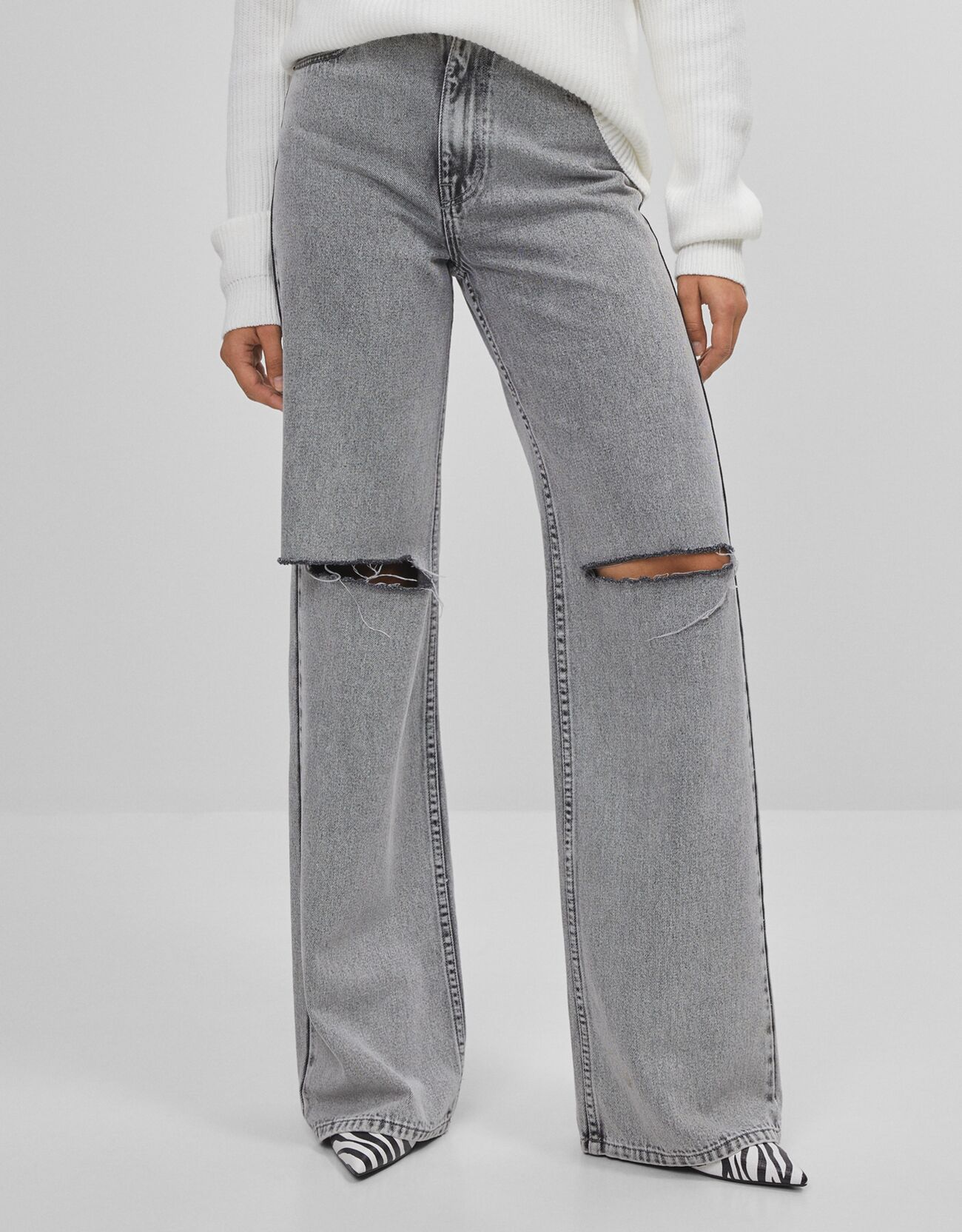 Расклешенные джинсы с разрывами в стиле 90-х