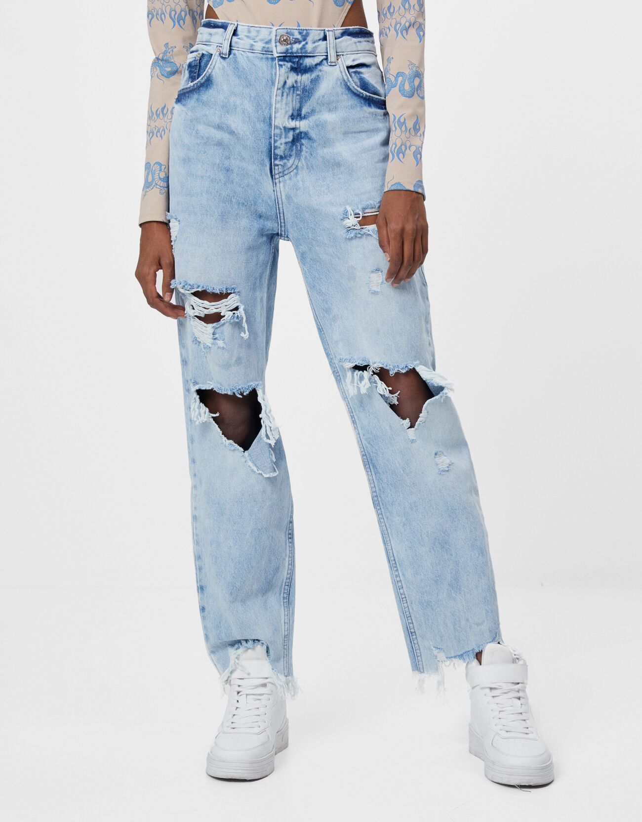 Blugi Mom Fit Cu Rupturi Cămăși Bershka Romania