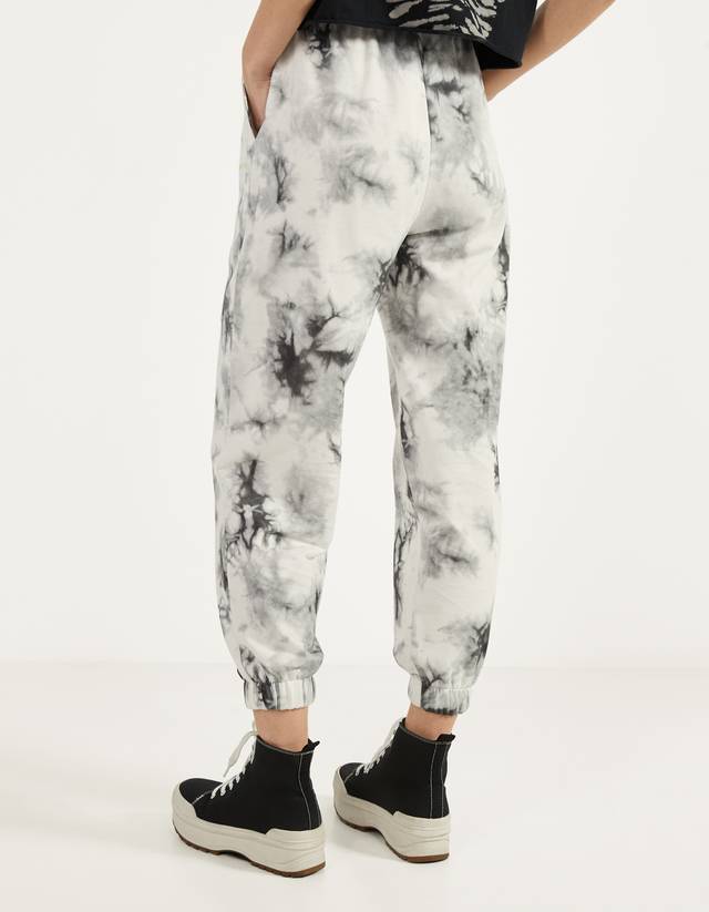Jogging trousers with a tie-dye print - null - Bershka Thailand