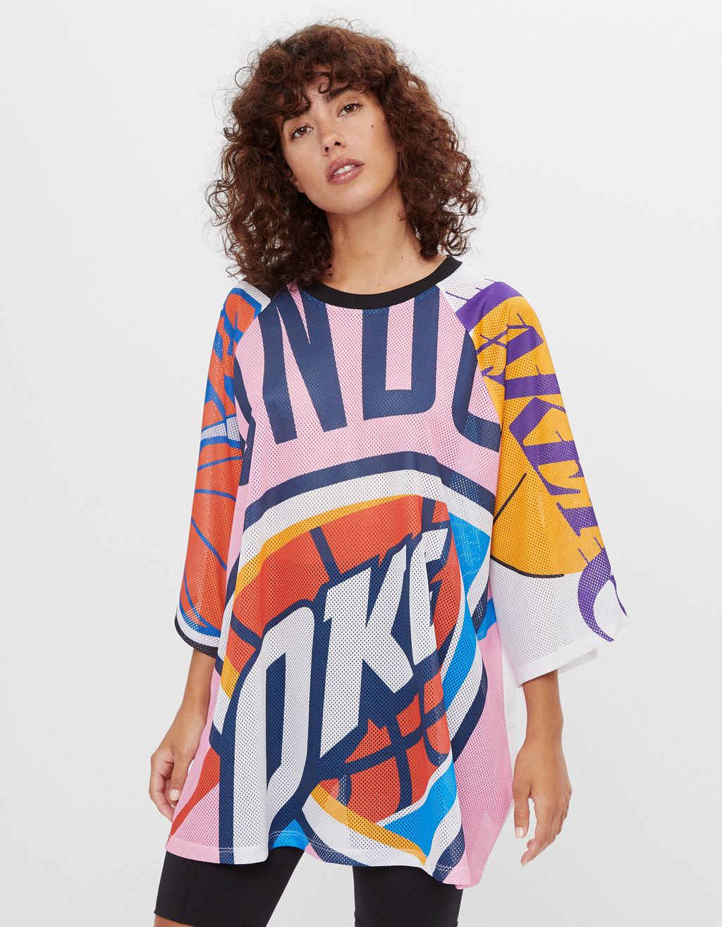 camiseta blanca con dragon rojo bershka