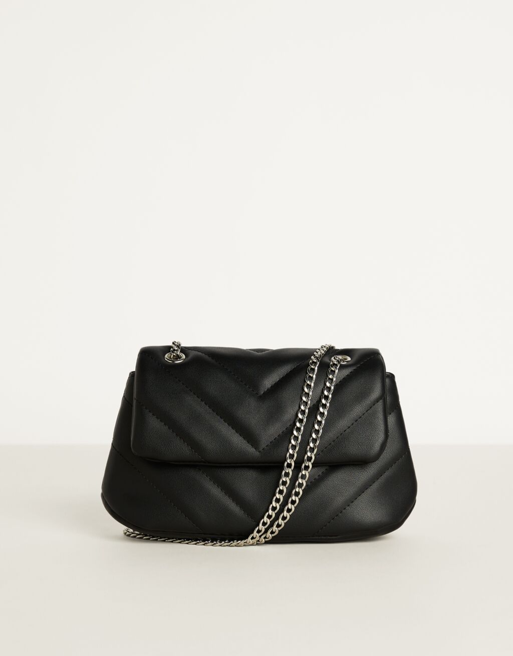 Bolso acolchado con cadena - null - Bershka España - Islas Canarias