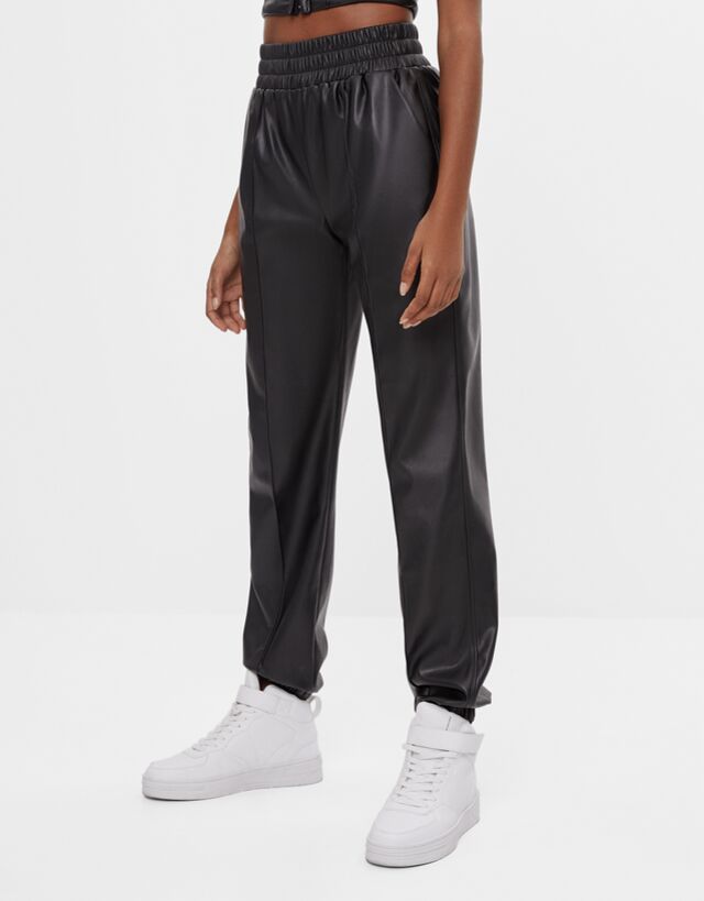 Pantalón efecto piel con tachuelas - High Waist - Bershka Venezuela