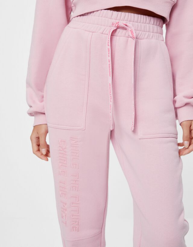 Pantalón jogger bordado - Pantalones - Mujer | Bershka