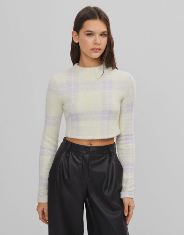 Cropped fuzzy sweater - Woman | Bershka