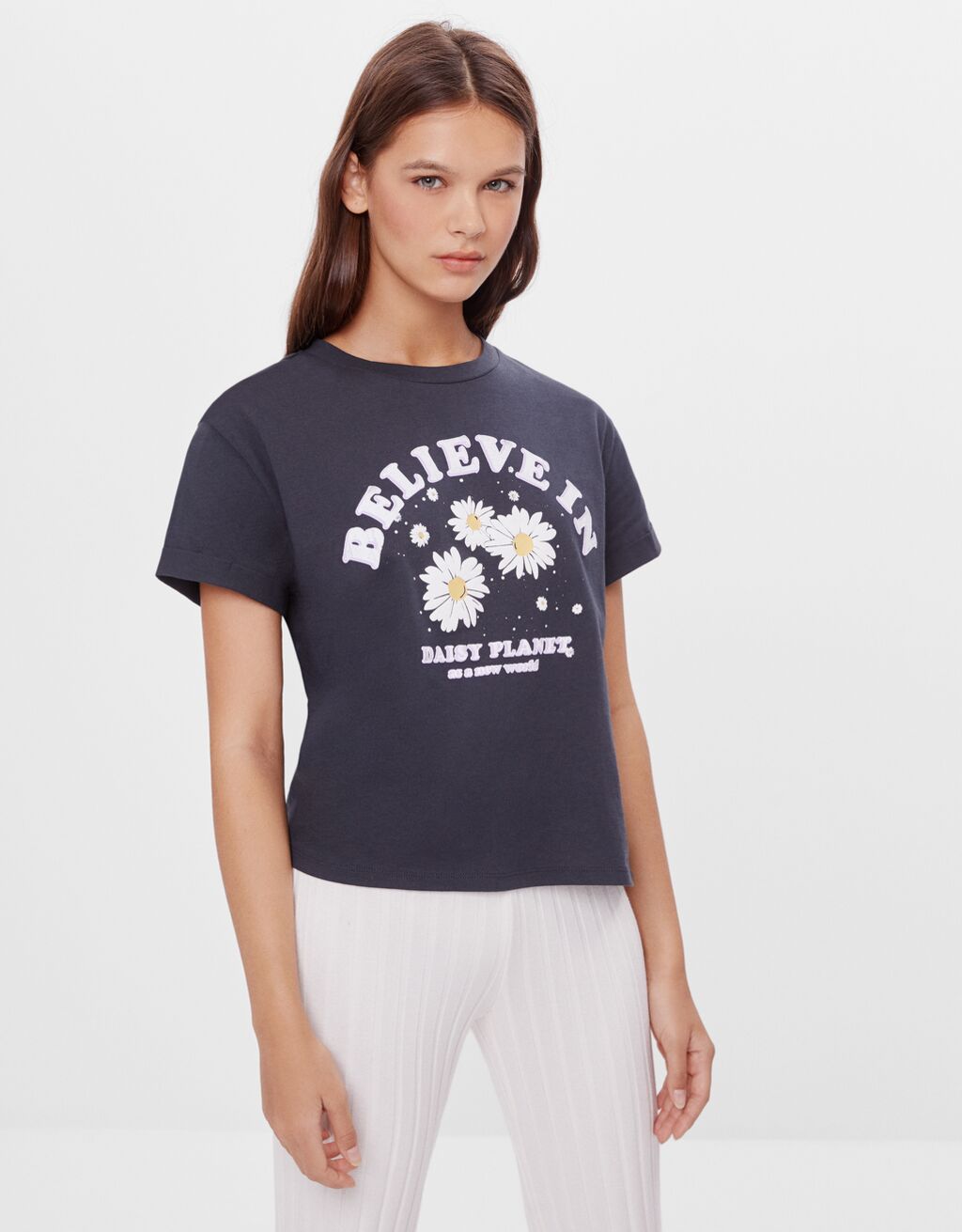 camiseta blanca con dragon rojo bershka
