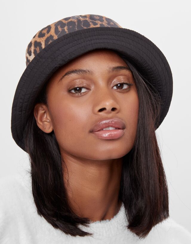 Reversible leopard print bucket hat - Woman | Bershka