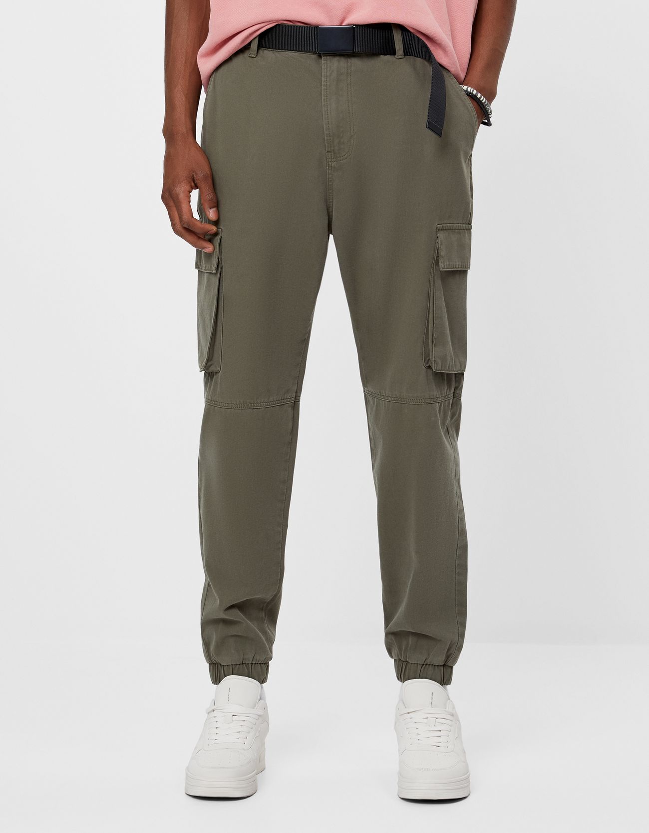 Pantalón cargo con cinturón - Mujer | Bershka