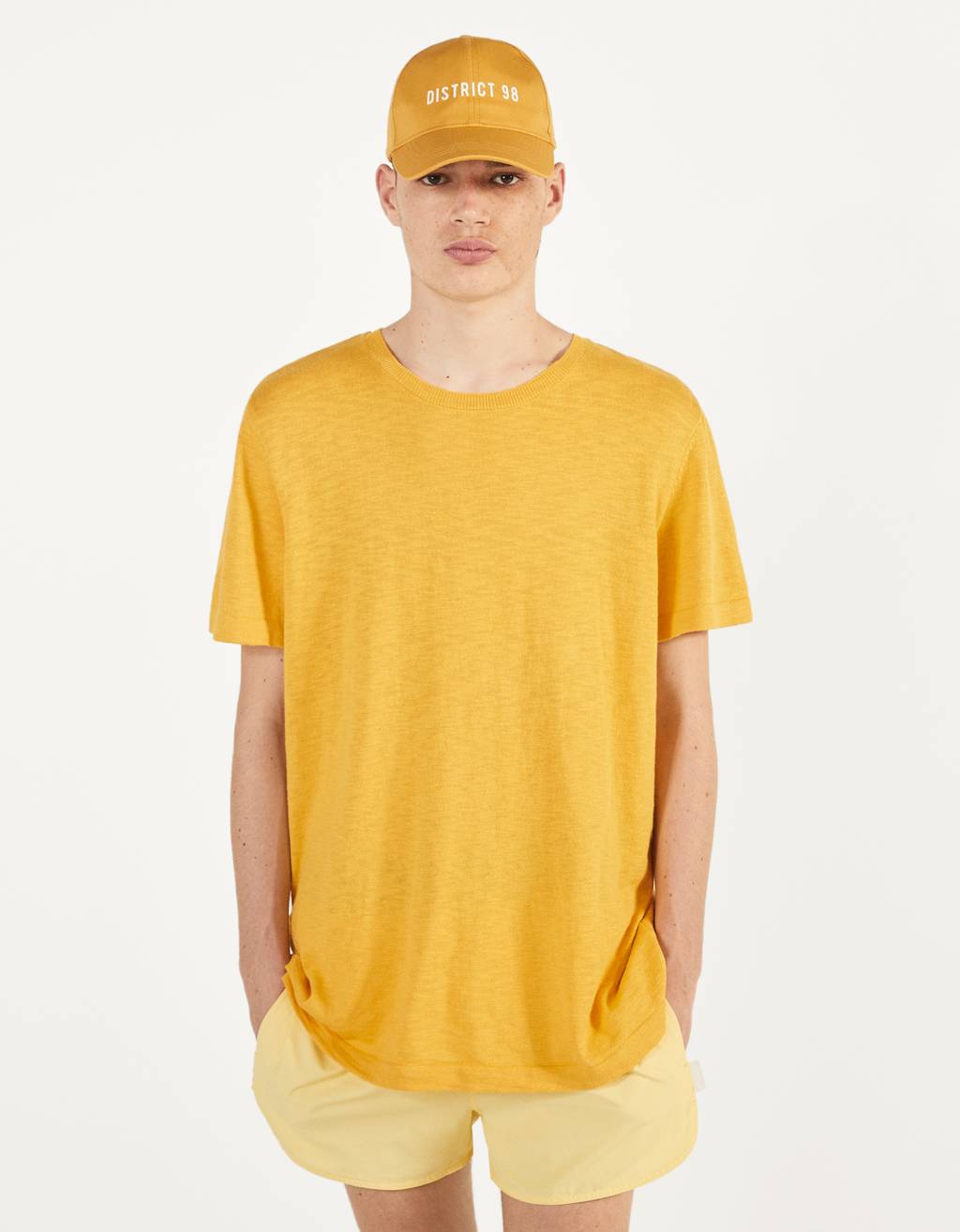 camiseta cuello alto hombre bershka