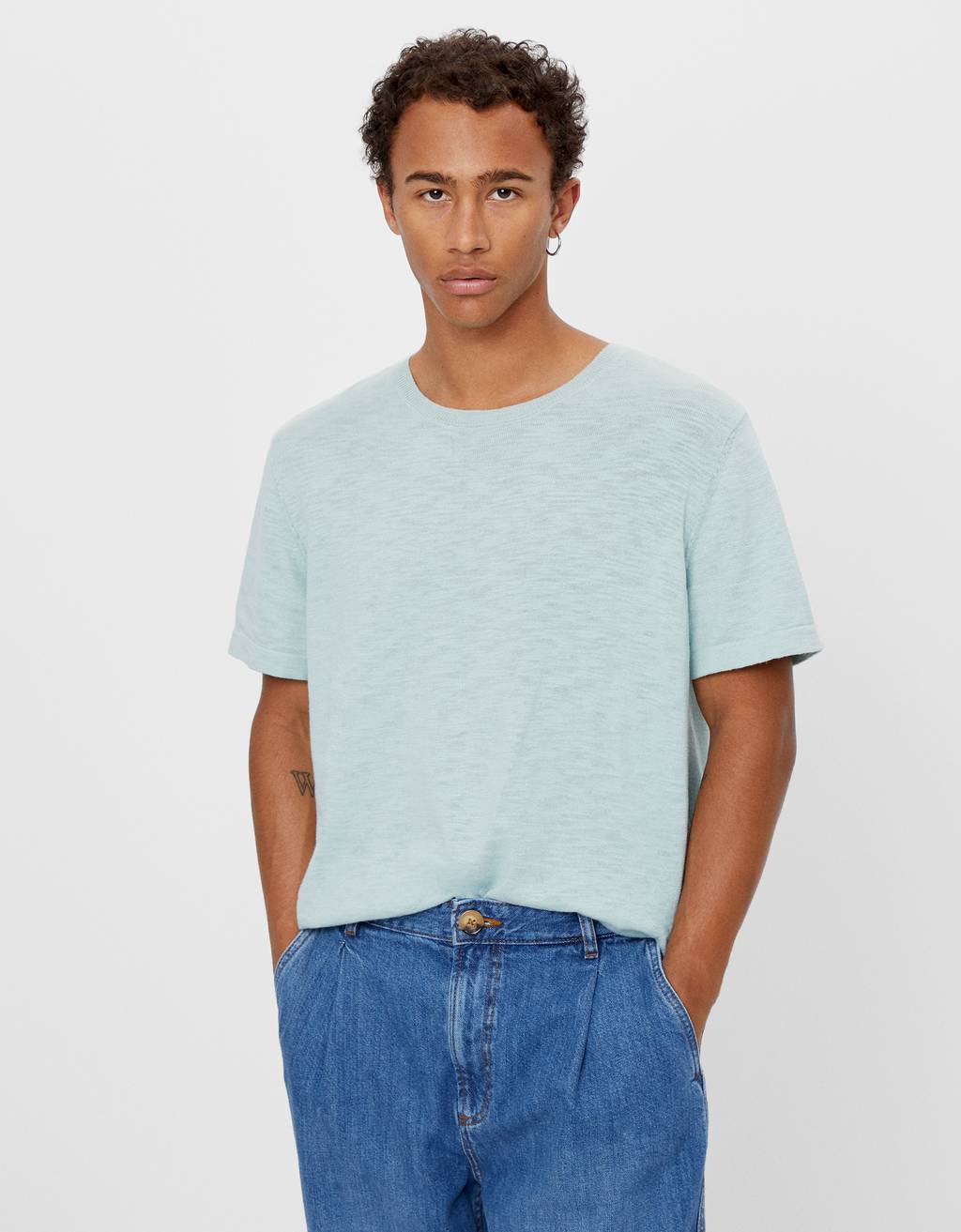 camiseta cuello alto hombre bershka