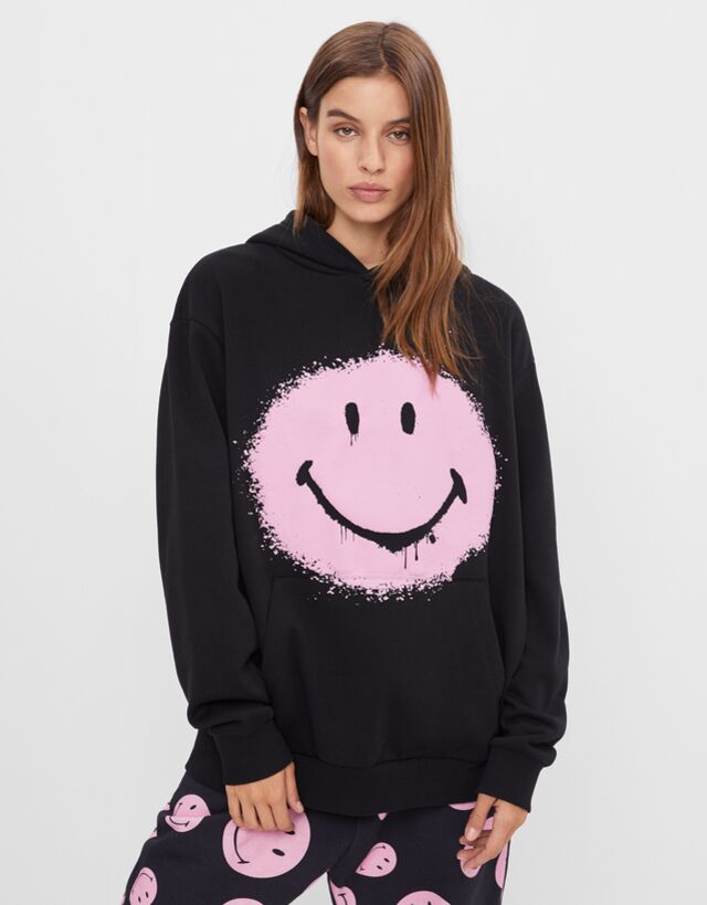 Sudadera smiley pull and bear clearance