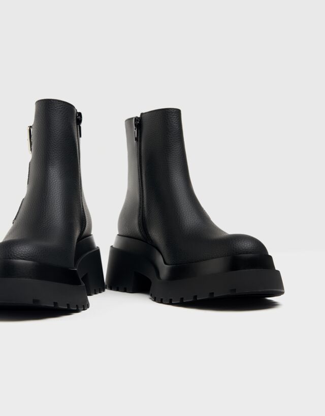 Botines planos huecos con hebillas - Mujer | Bershka