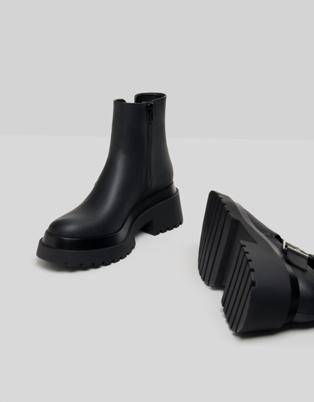 Botines planos huecos con hebillas - Zapatos - Bershka Costa Rica