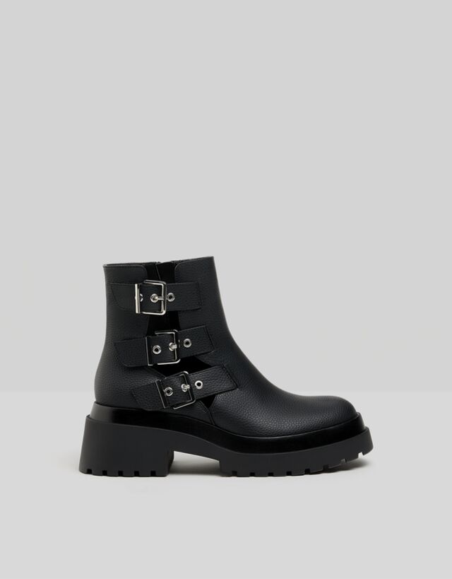 Botines planos huecos con hebillas - Zapatos - Bershka Costa Rica
