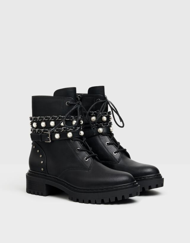 Flat ankle boots with shiny detail 