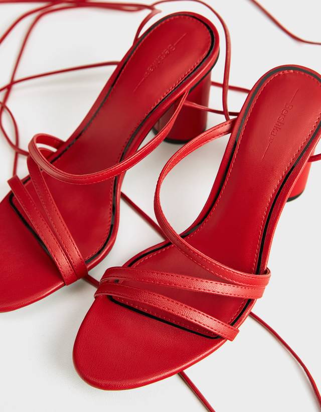 Bagcikli Ve Bantli Blok Topuklu Sandalet Kadin Bershka