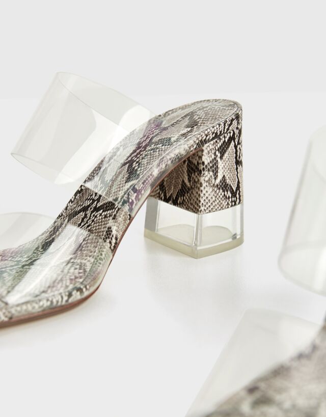 Sandalia pala tacón vinilo - Zapatos - Bershka Venezuela