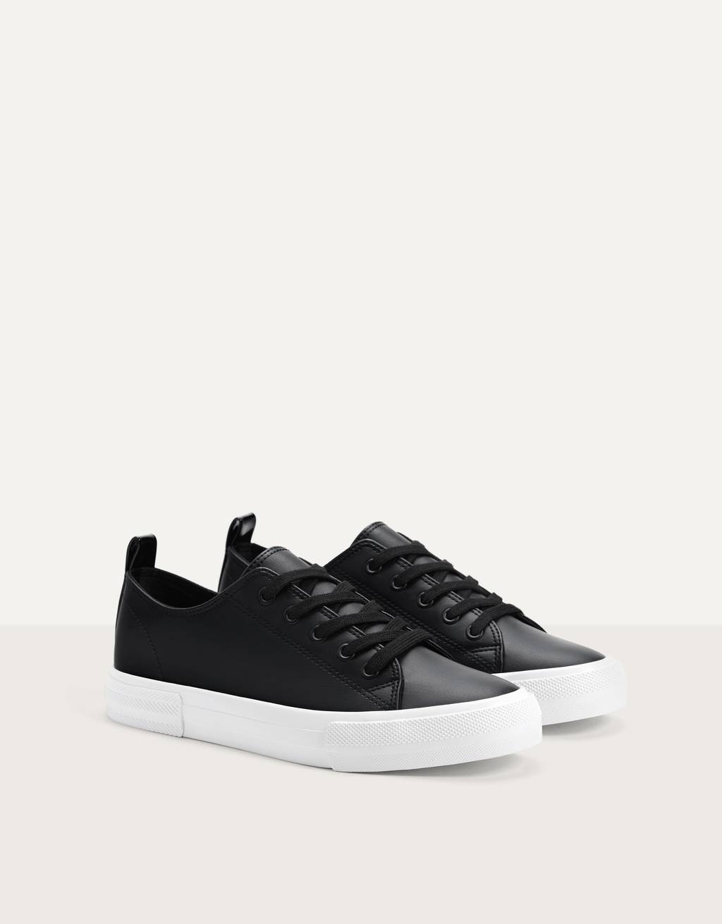 Tenis bershka negros clearance