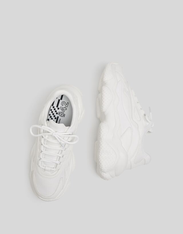 contrasting chunky sole sneakers