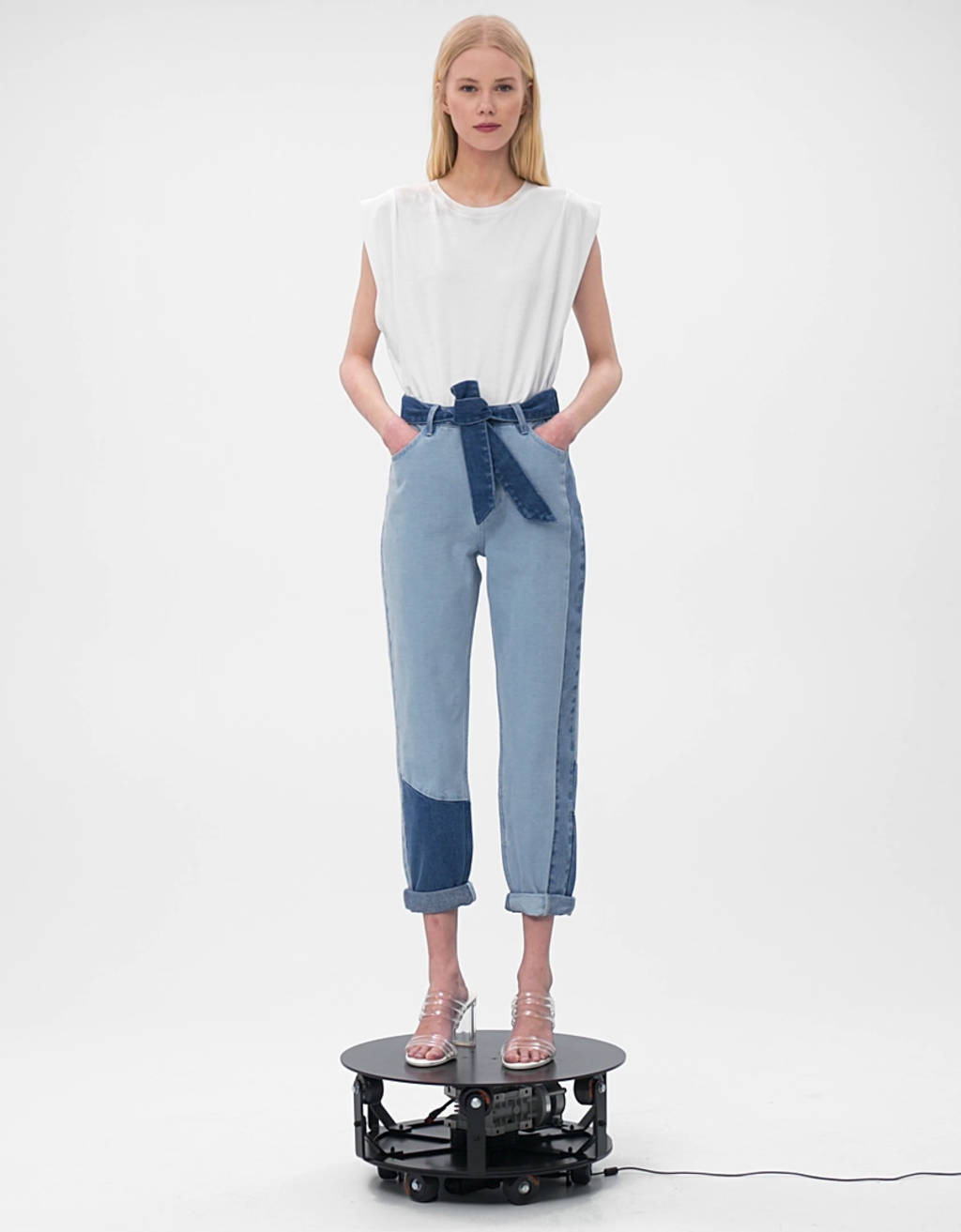 Mom Fit jeans with contrast details 