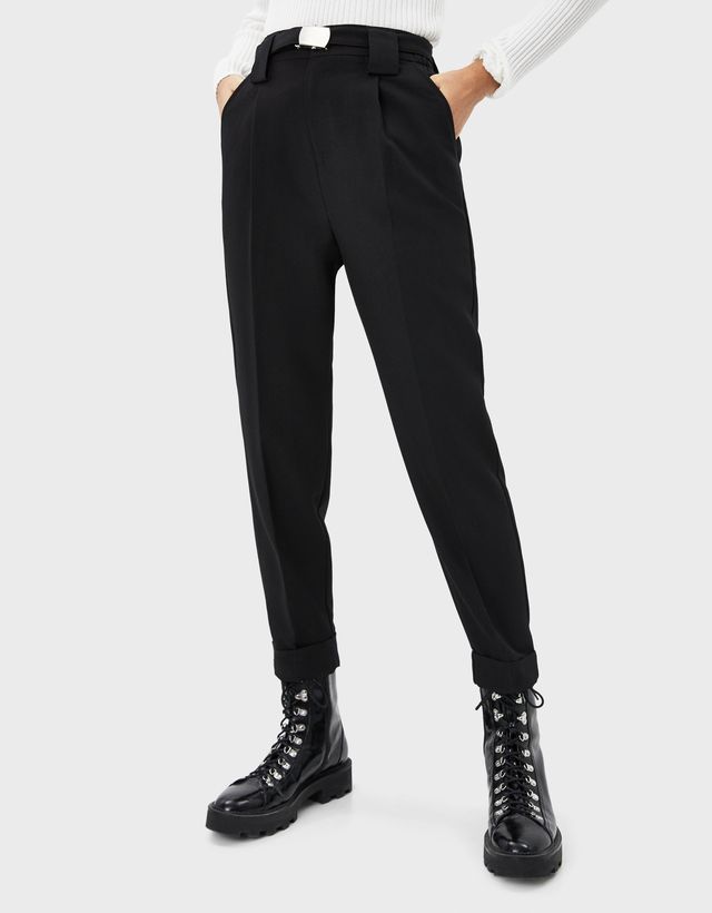 Pantalón con pinzas y cinturón - Slim - Bershka Venezuela