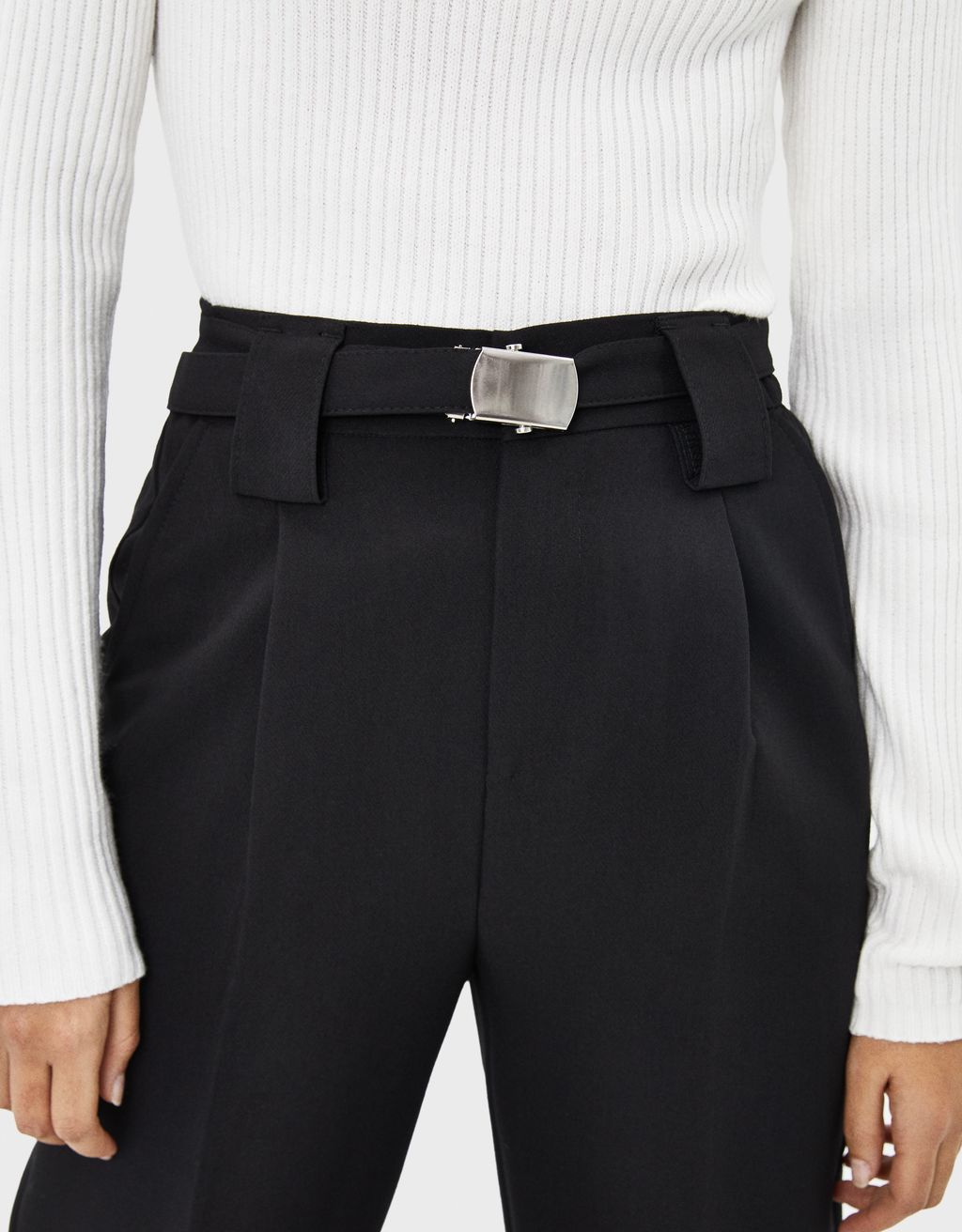 Pantalón con pinzas y cinturón - Bermudas - Bershka Costa Rica