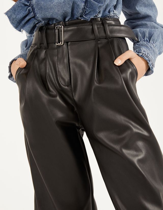 Pantalón slouchy efecto piel - null - Bershka Nicaragua