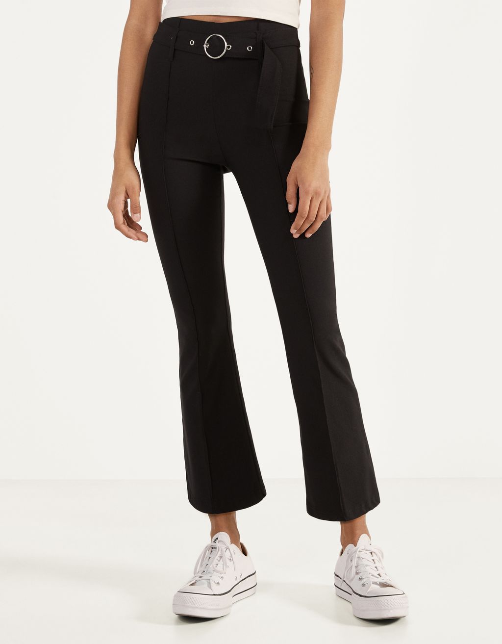 Promoție Pantaloni De Damă Discount Pană La 50 Bershka