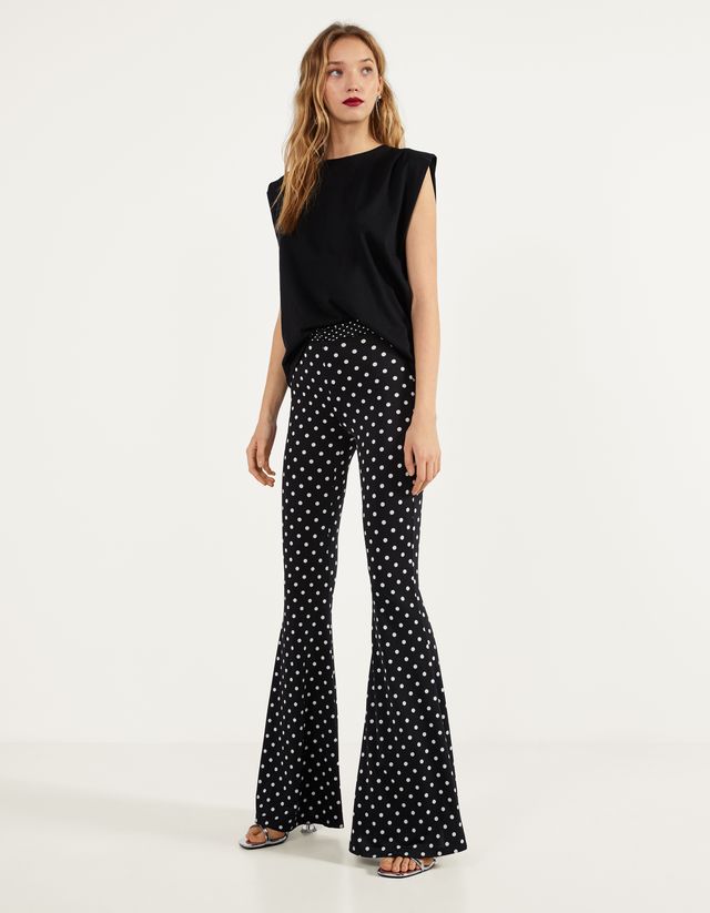 Pantalón Flare Fit de lunares - Mujer | Bershka