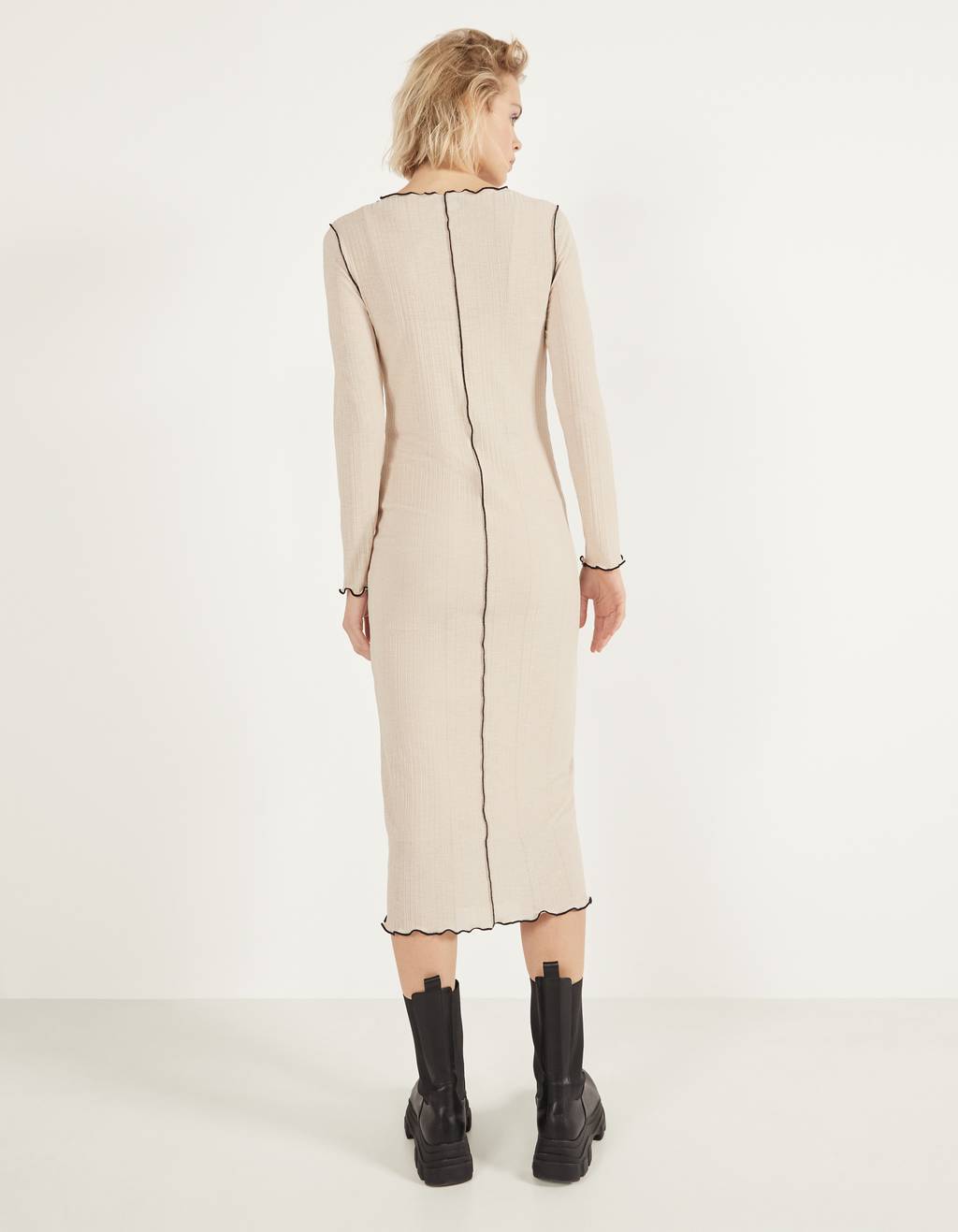 Geribde Jurk Met Naaddetail Jurken En Broekpakken Bershka Belgium