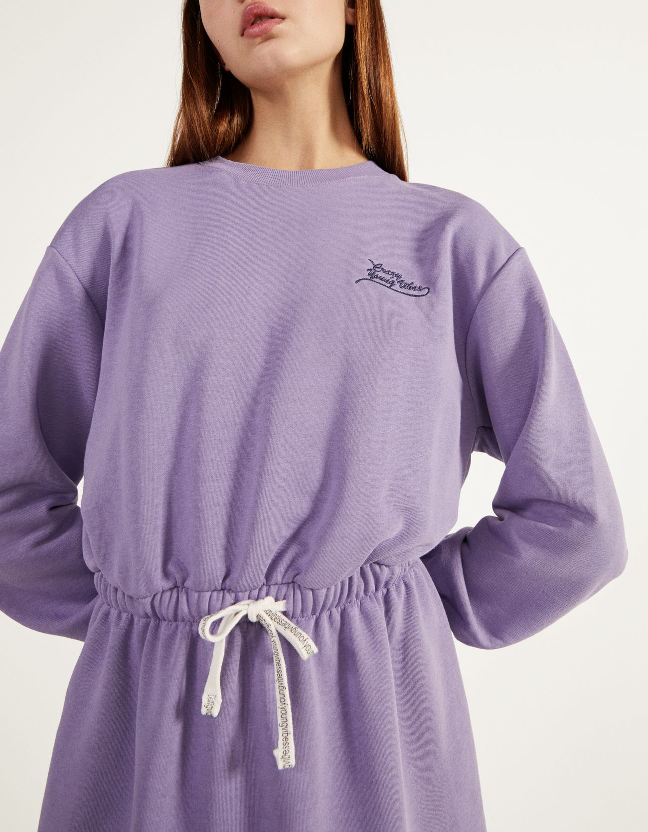 Платье из мягкой ткани со сборкой на талии Фиолетовый Bershka