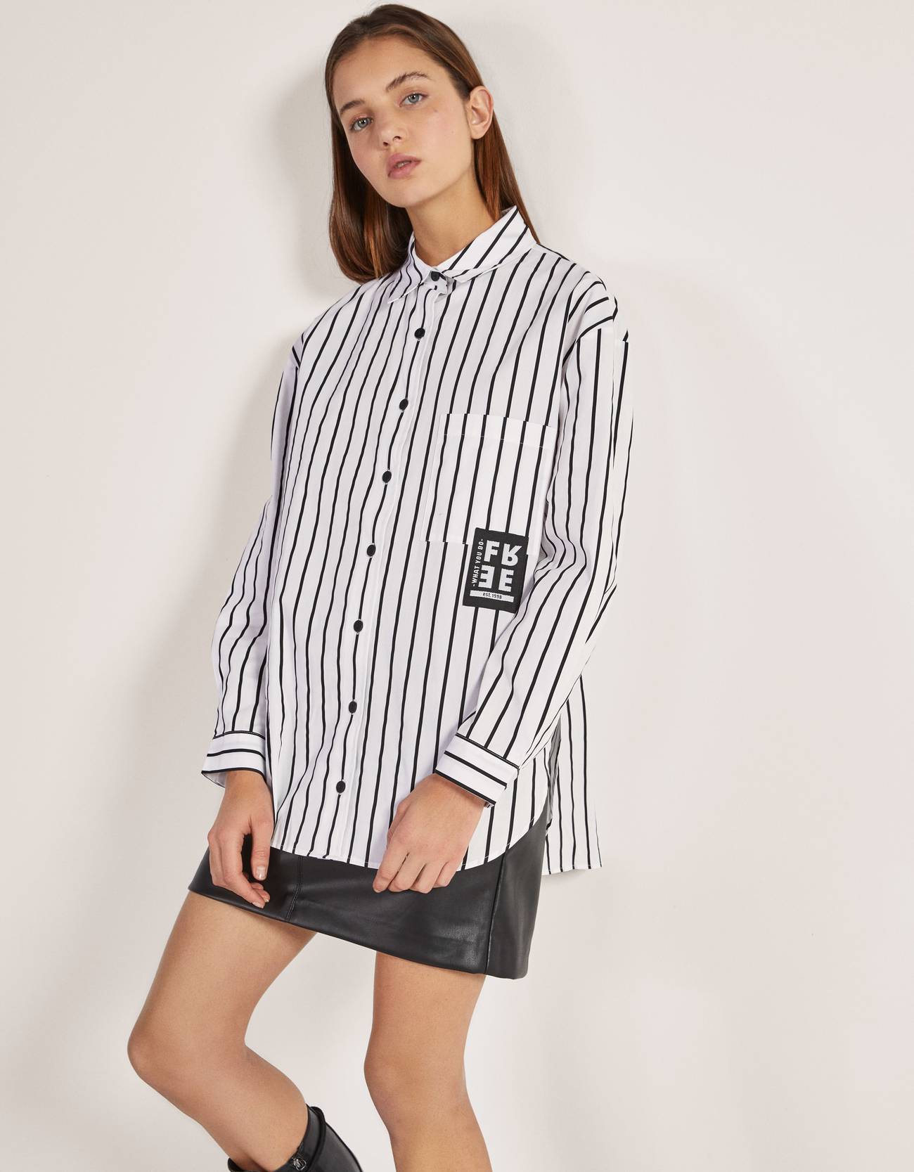 Bershka Yırtmaçlı poplin gömlek 0 Bershka Yırtmaçlı poplin gömlek 1
