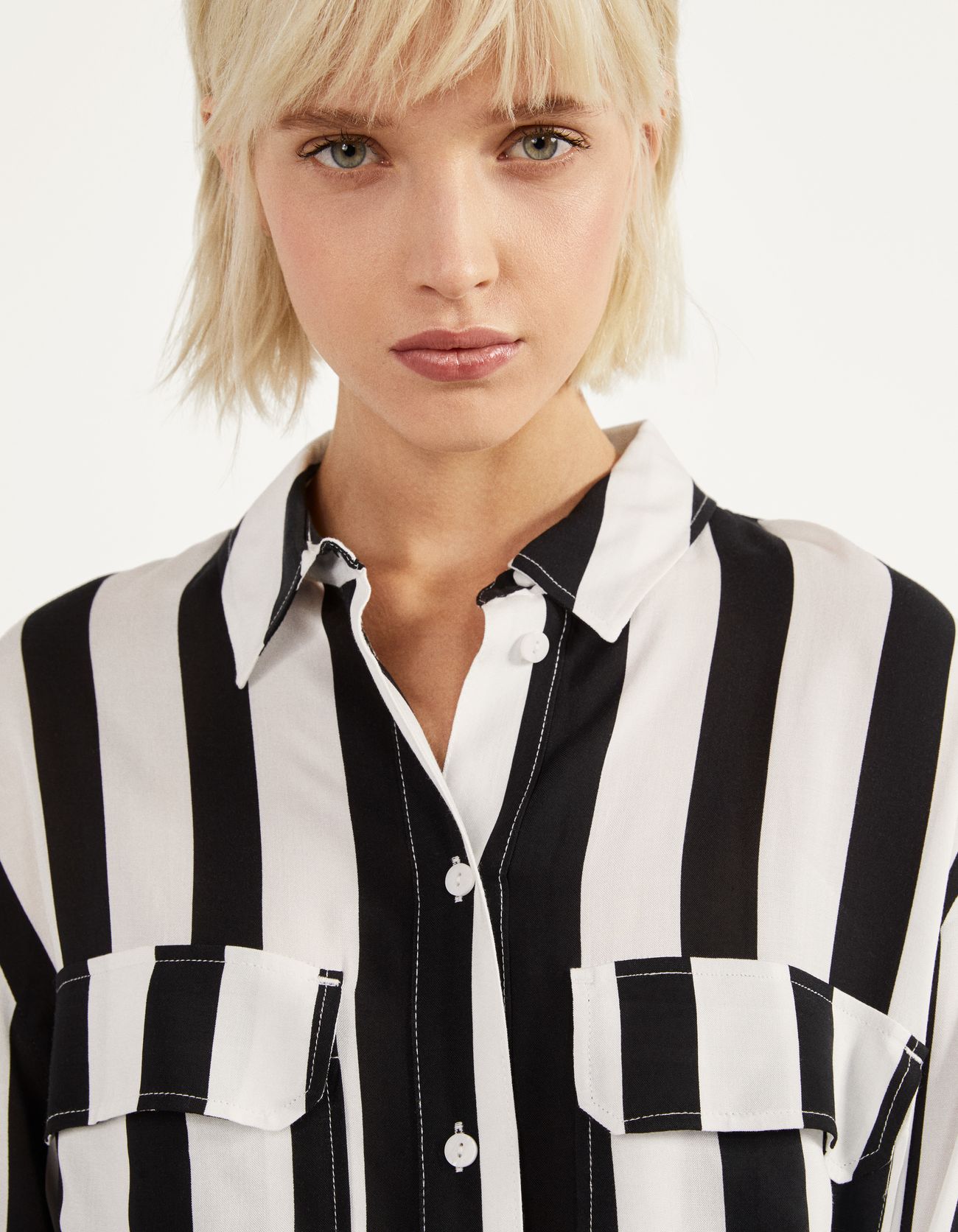Bershka Yırtmaçlı uzun gömlek 2 Bershka Yırtmaçlı uzun gömlek 3