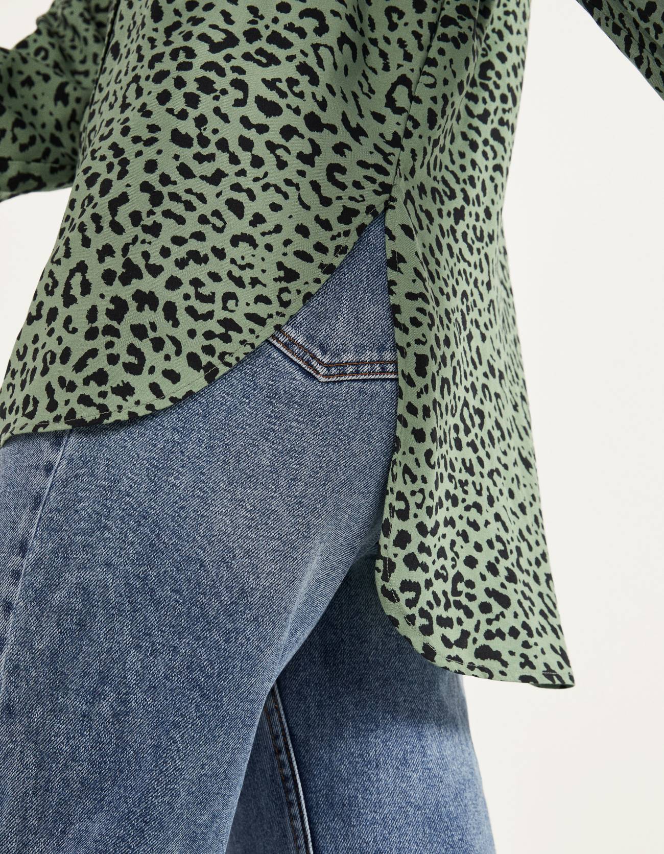 Bershka Yırtmaçlı uzun gömlek 2 Bershka Yırtmaçlı uzun gömlek 3