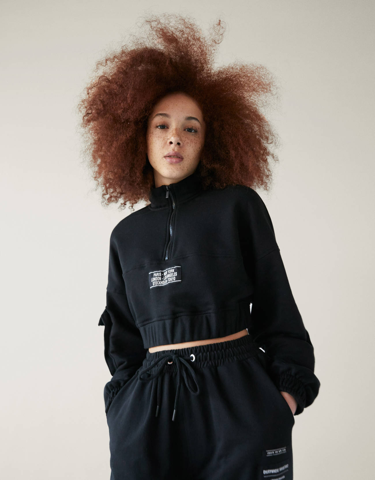 Bershka Fermuarlı crop sweatshirt 0 Bershka Fermuarlı crop sweatshirt 1