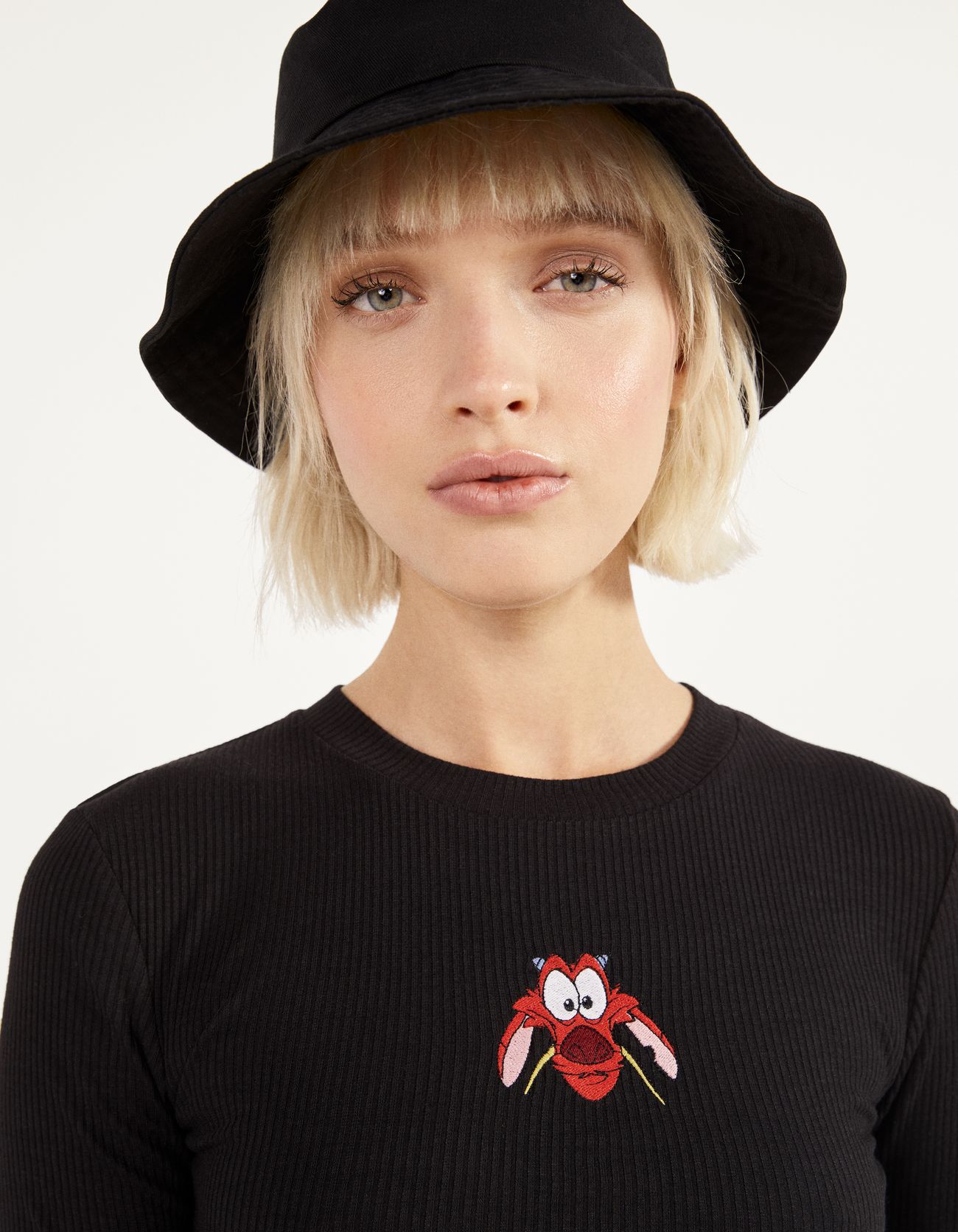 Bershka İşlemeli t-shirt 2 Bershka İşlemeli t-shirt 3