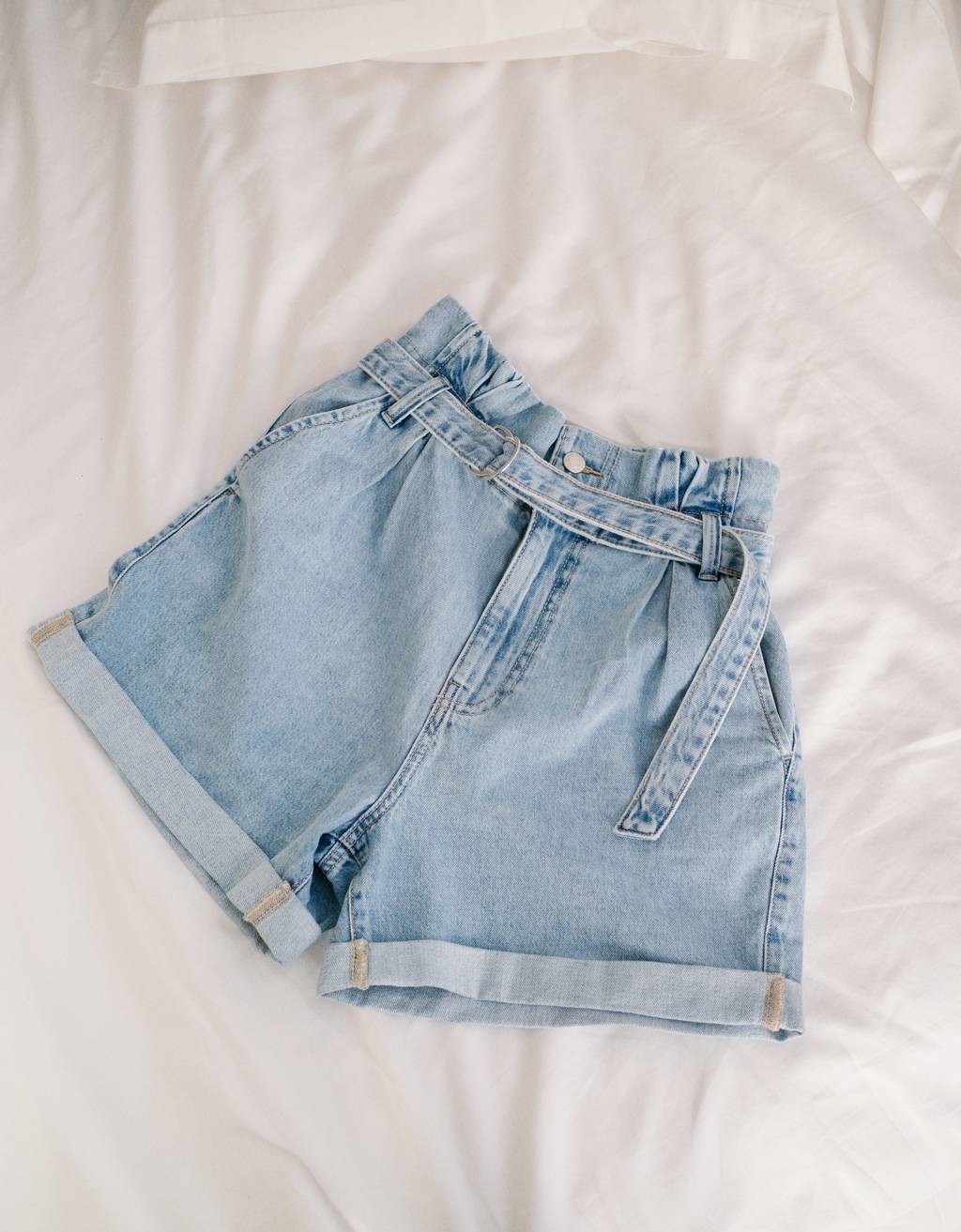 Denim paperbag shorts with buckle 