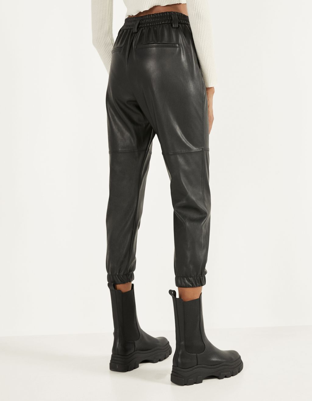 Pantalón jogger efecto piel - null - Bershka Dominican Republic