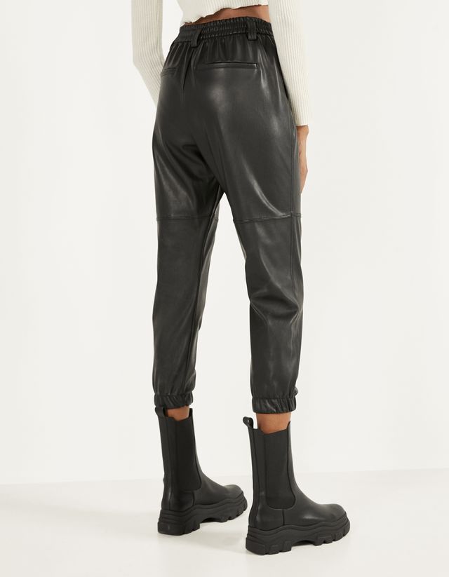 Mujer Pantalón straight efecto piel Camel | Pantalones Bershka \u003c Esperando  a Christine