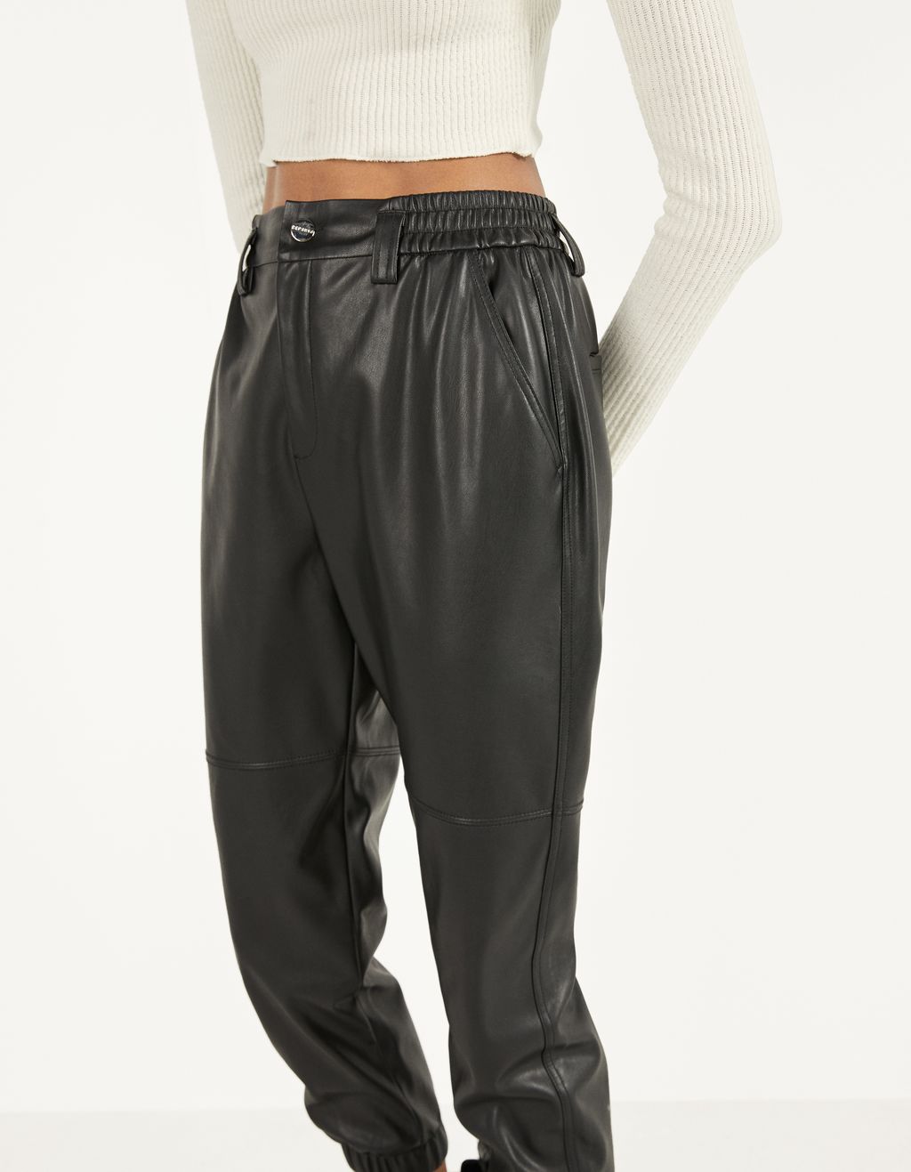 Pantalón jogger efecto piel - Micro Site Influencer - Bershka Honduras