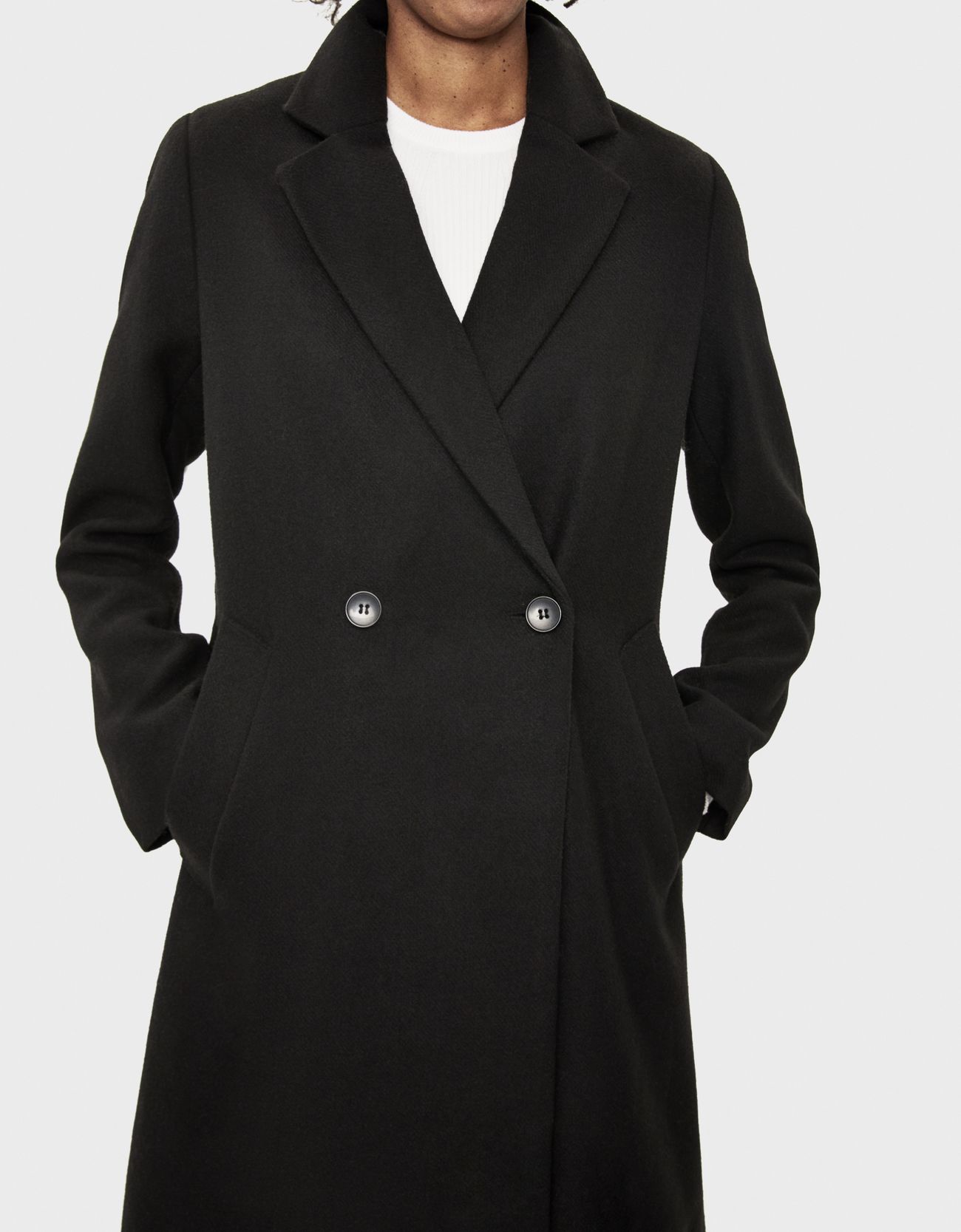 Пальто из шерстяной ткани с поясом ЧЕРНЫЙ Bershka