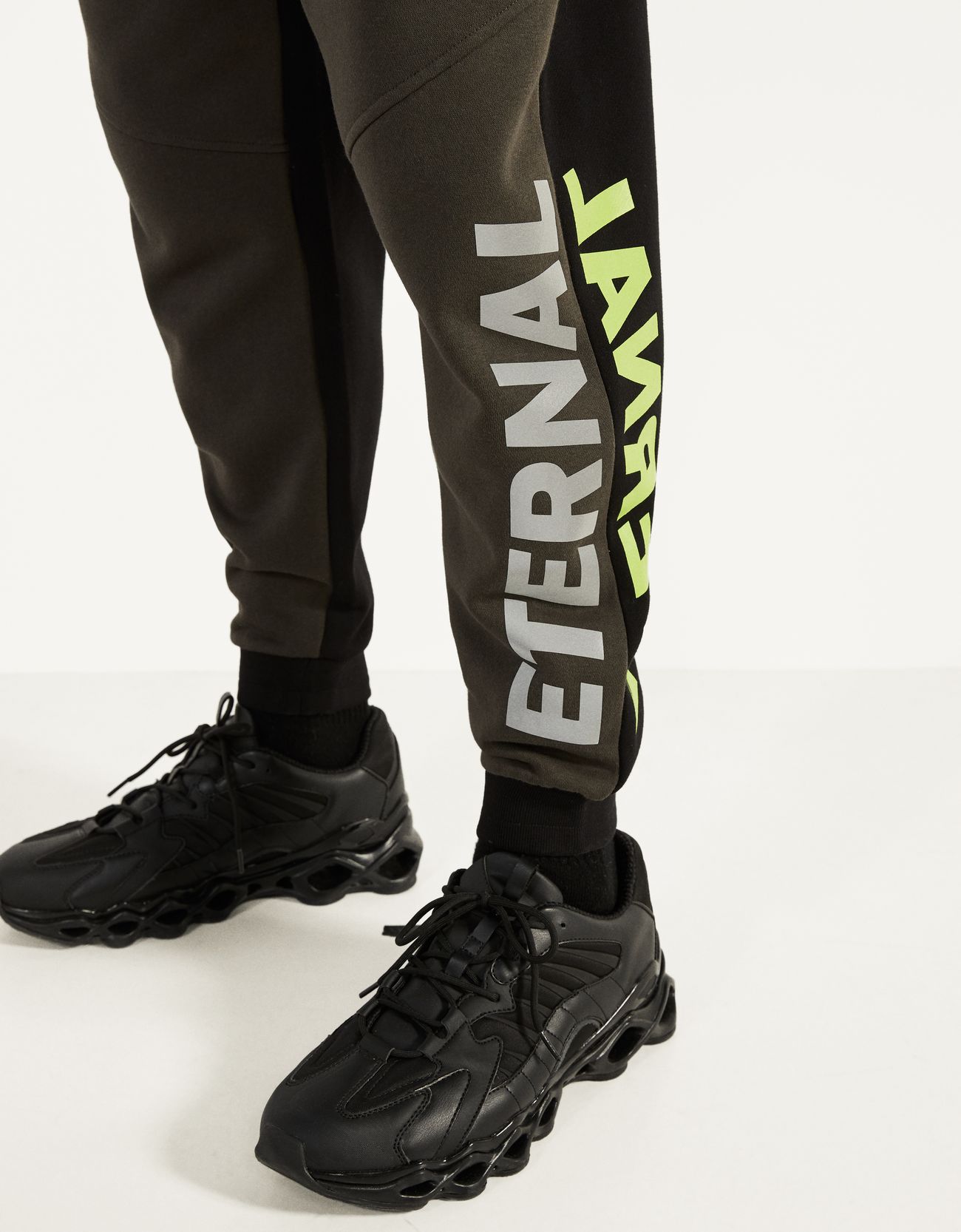 Bershka Baskılı jogging fit pantolon 2 Bershka Baskılı jogging fit pantolon 3