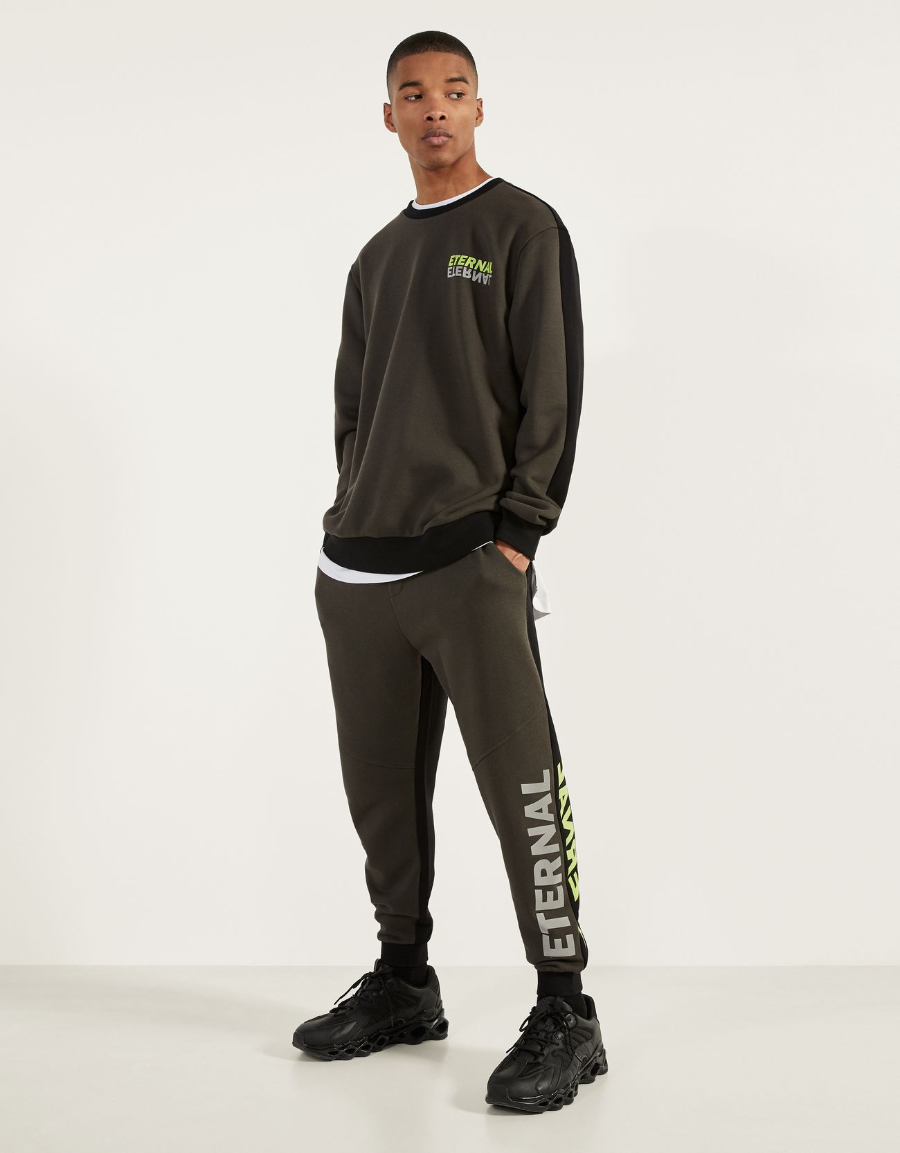 Bershka Baskılı jogging fit pantolon 4 Bershka Baskılı jogging fit pantolon 5