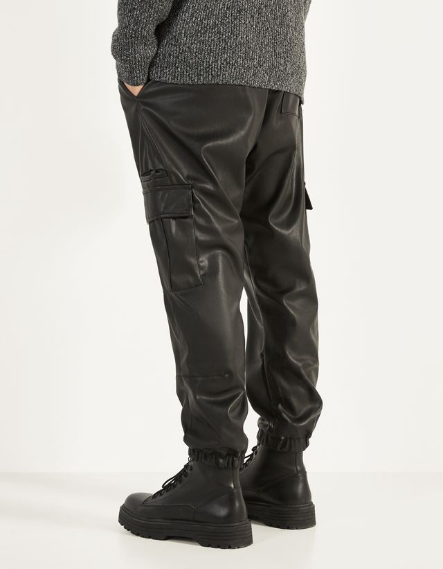Pantalón jogger efecto piel - Mujer | Bershka