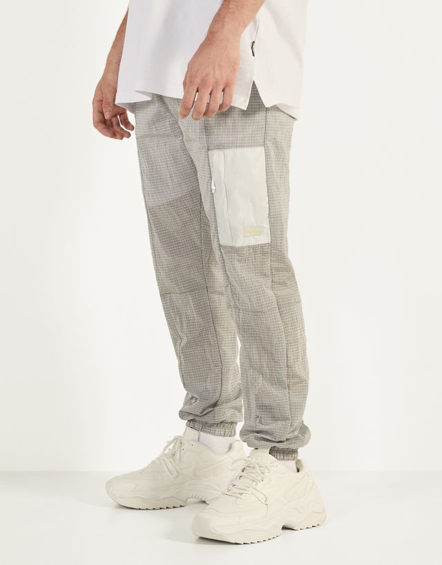Pantalón jogger con bolsillo reflectante - Pantalones - Bershka Dominican  Republic