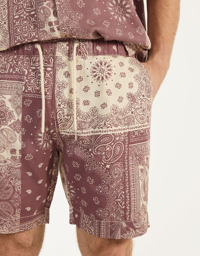 Jogging Bermuda shorts with paisley 